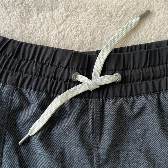 NWT Vuori Clementine Short Charcoal Twill Size S - Picture 5 of 8